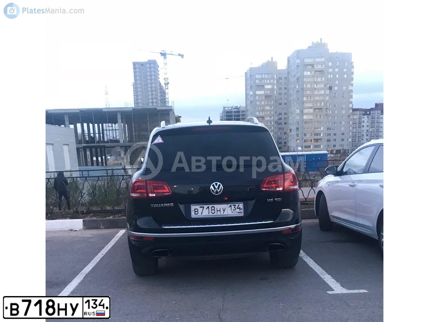 Фото автомобиля VOLKSWAGEN TOUAREG, 2015 — госномер В718НУ134. Цвет: ЧЕРНЫЙ