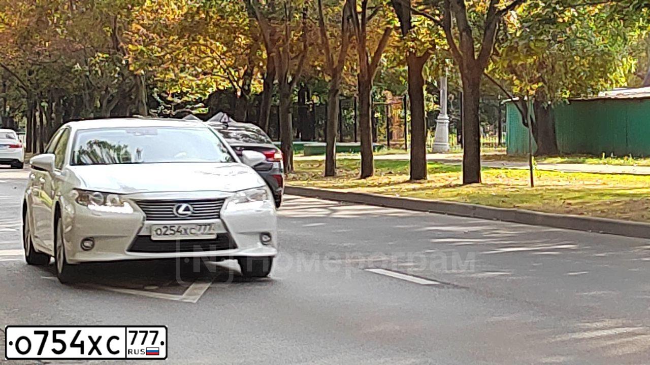 Фото автомобиля AUDI Q5, 2017 — госномер О754ХС777. Цвет: Серебристый