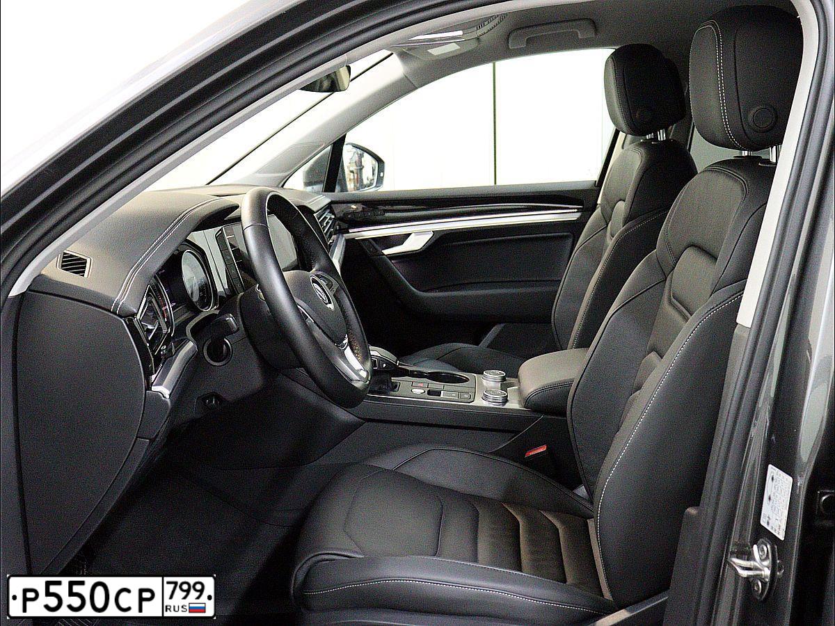 Фото автомобиля VOLKSWAGEN TOUAREG, 2019 — госномер В100КУ790. Цвет: СЕРЫЙ