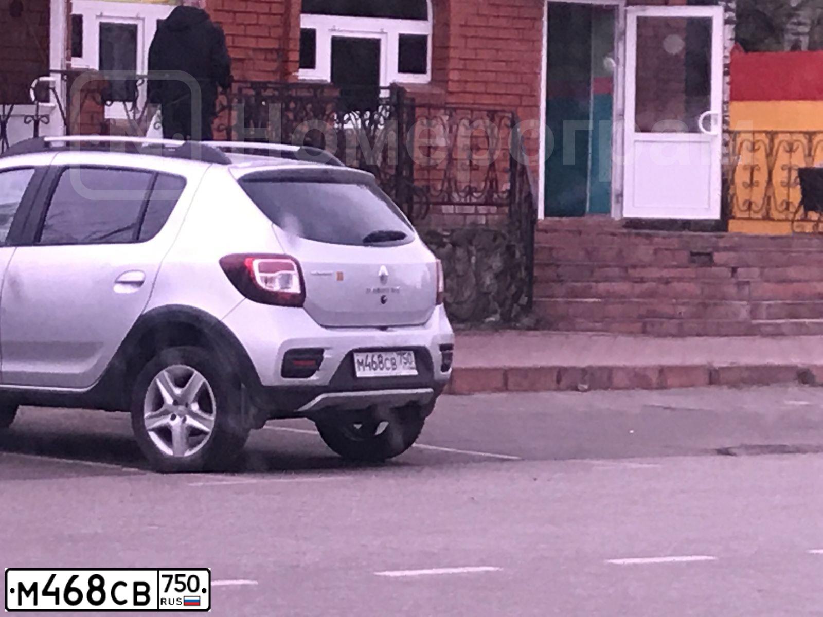 Фото автомобиля RENAULT SANDERO, 2017 — госномер М468СВ750. Цвет: СВЕТЛО СЕРЫЙ