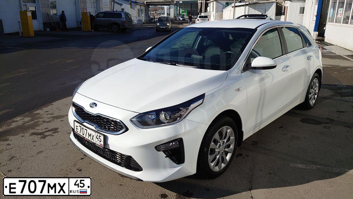 Фото автомобиля KIA CEED, 2018 — госномер О242КС774. Цвет: Белый