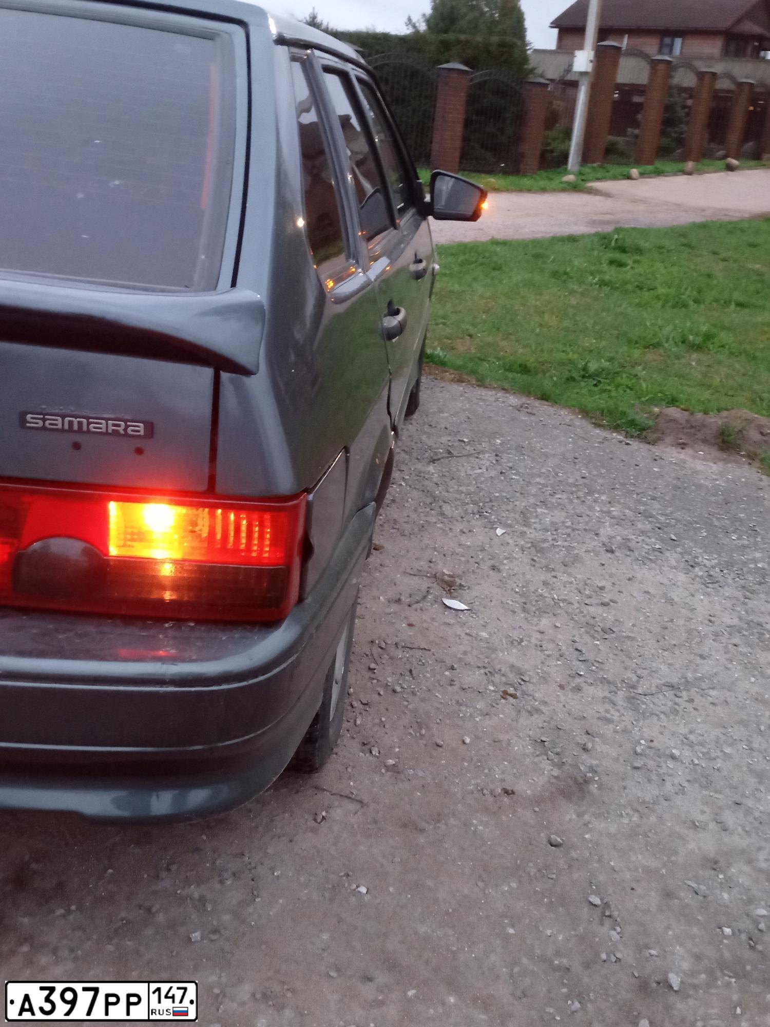 Фото автомобиля LADA 2114 SAMARA, 2007 — госномер А397РР147. Цвет: Серебристо-желто-голубой