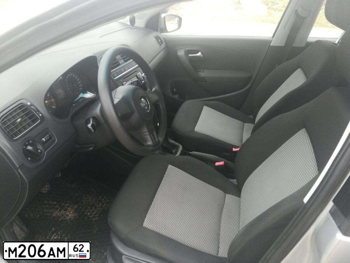 Фото автомобиля VOLKSWAGEN POLO, 2010 — госномер У578КО48. Цвет: Серый