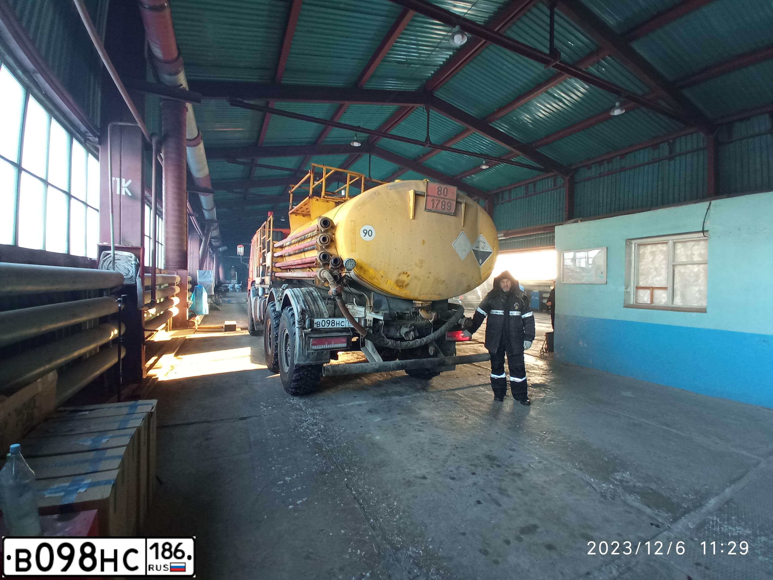Фото автомобиля KAMAZ 43118 /6X6/, 2020 — госномер В098НС186. Цвет: Оранжевый RAL 2009
