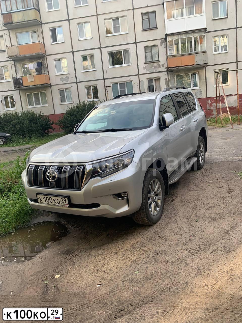 Фото автомобиля TOYOTA LANDCRUISER, 2017 — госномер К100КО29. Цвет: Серебристый