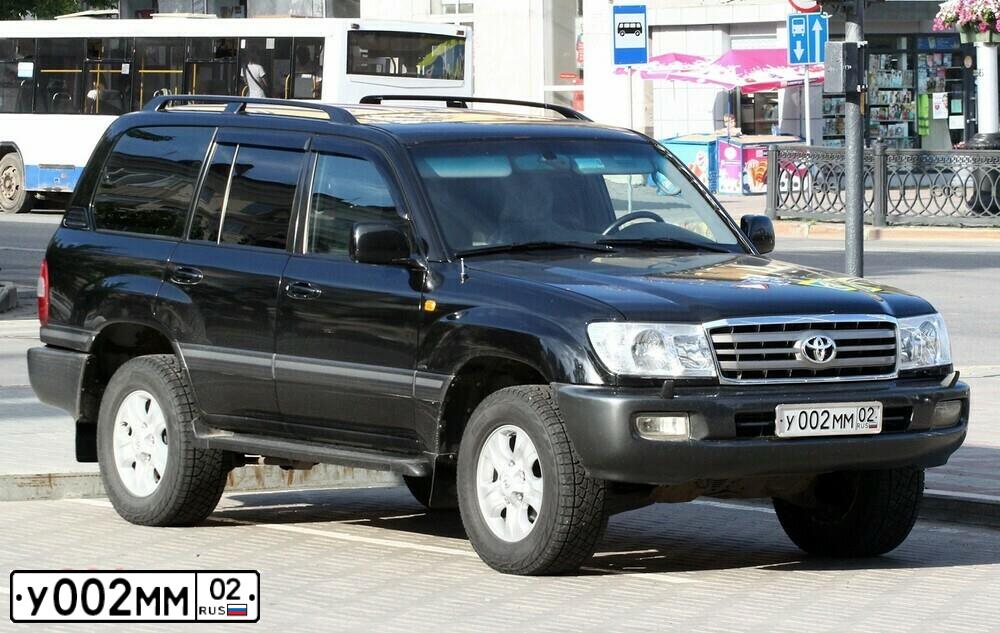 Фото автомобиля VOLKSWAGEN TOUAREG, 2007 — госномер У002ММ02. Цвет: ЧЕРНЫЙ