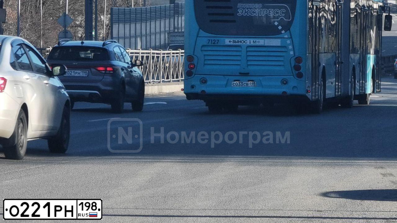 Фото автомобиля AUDI Q7, 2016 — госномер О221РН198. Цвет: Белый