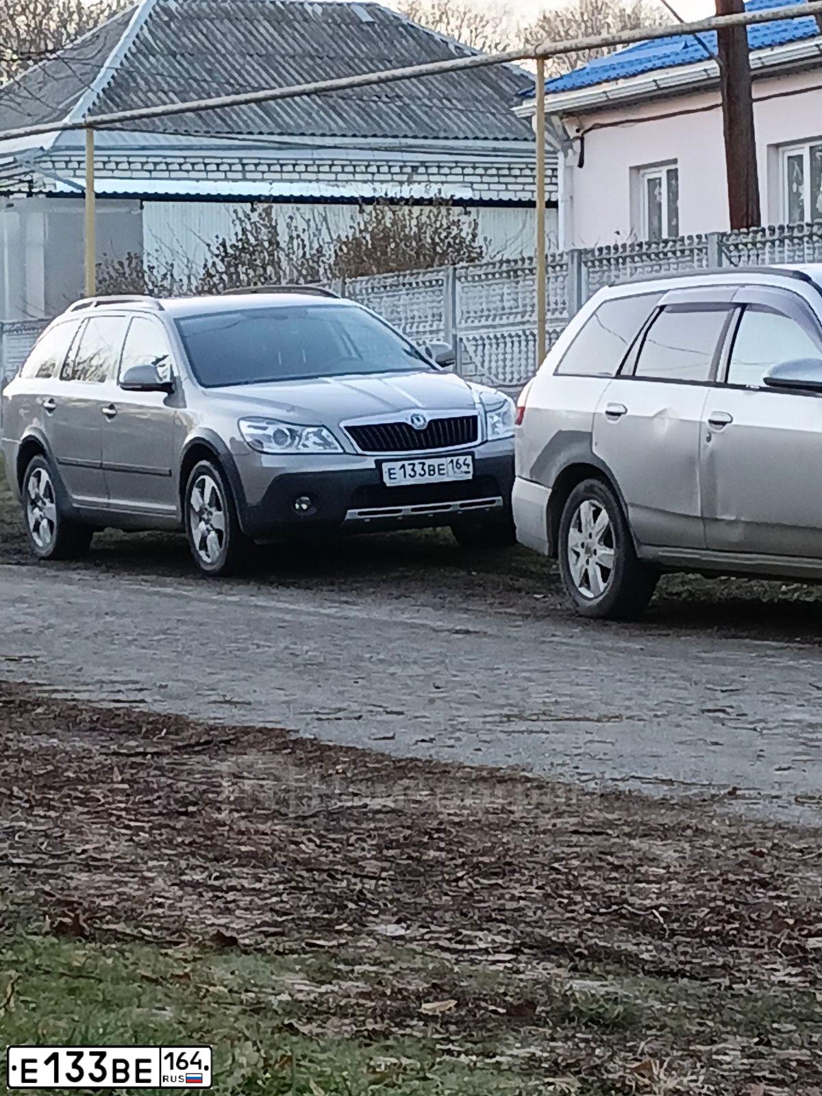 Фото автомобиля SKODA OCTAVIA, 2011 — госномер Е133ВЕ164. Цвет: СЕРЫЙ