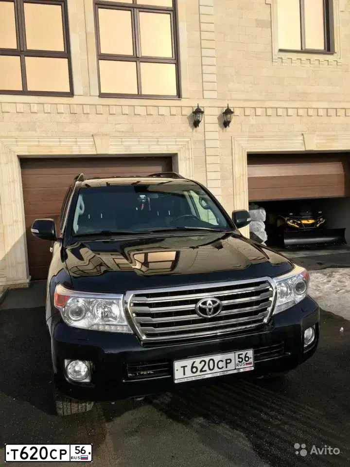 Фото автомобиля TOYOTA LAND CRUISER 200, 2012 — госномер Х541АС196