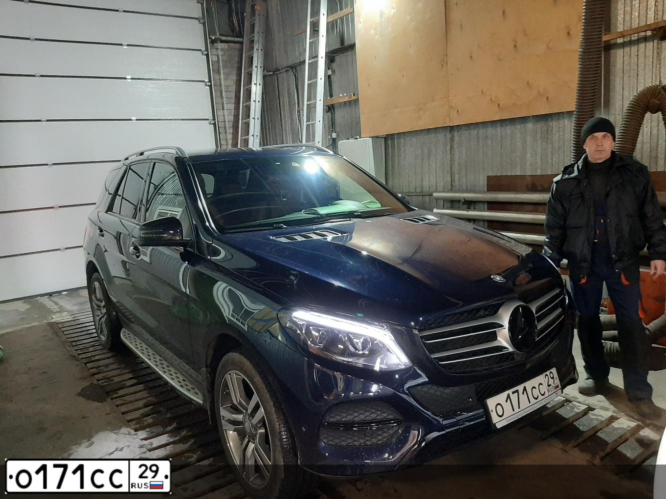 Фото автомобиля MERCEDES GLE-KLASSE, 2016 — госномер М411СТ29. Цвет: синий