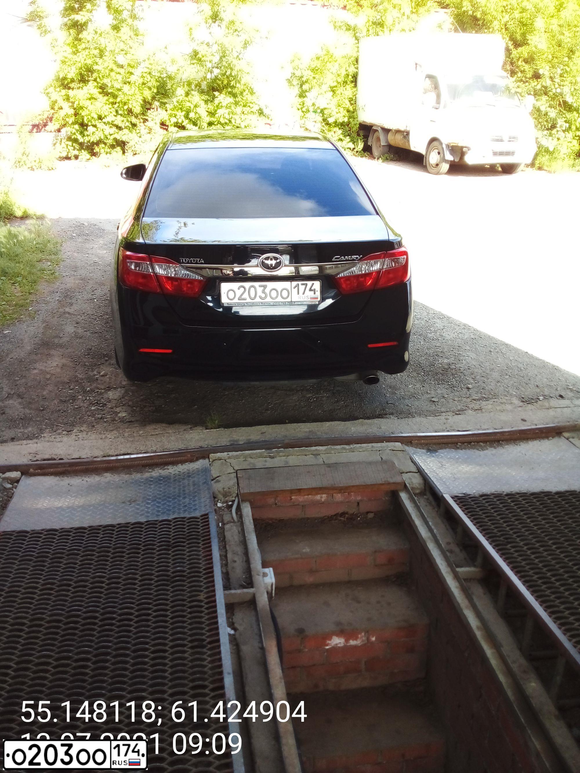 Фото автомобиля TOYOTA CAMRY, 2012 — госномер О203ОО174. Цвет: ЧЕРНЫЙ