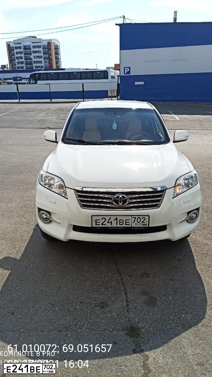Фото автомобиля TOYOTA RAV4, 2012 — госномер Е241ВЕ702. Цвет: Белый