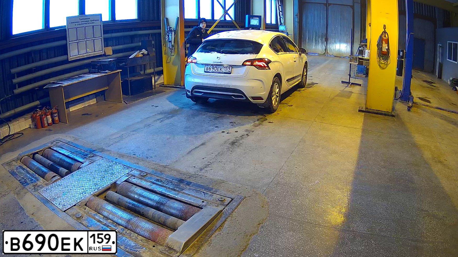 Фото автомобиля CITROEN DS4, 2012 — госномер Р987МР196. Цвет: Белый