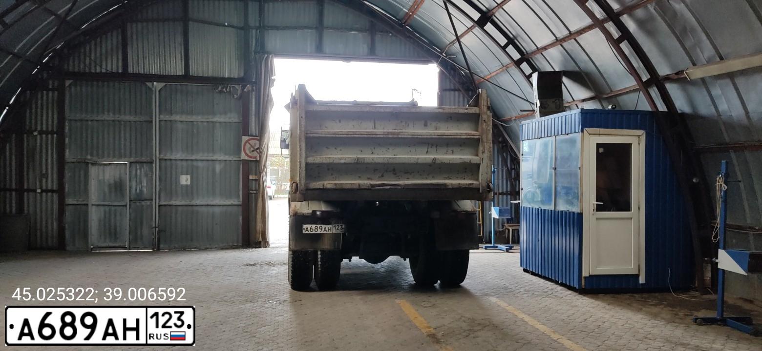 Фото автомобиля MAZ 5551 /4X2/, 2004 — госномер А689АН123. Цвет: БЕЛЫЙ