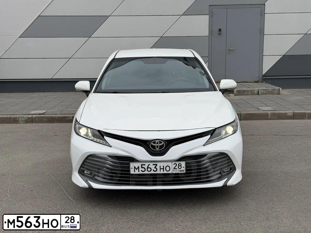 Фото автомобиля TOYOTA CAMRY, 2019 — госномер М563НО28. Цвет: Белый