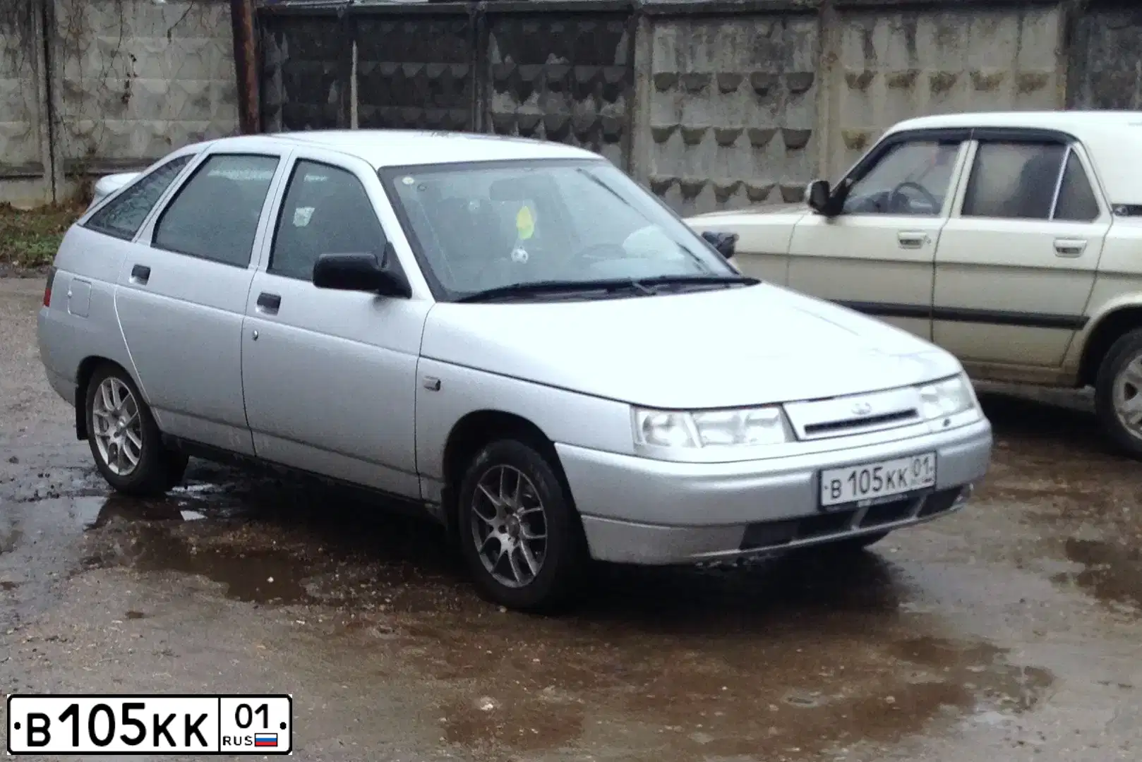 Фото автомобиля LADA 2112 LADA, 2006 — госномер В105КК01. Цвет: СВЕТЛО-СЕРЕБ МЕТАЛЛ