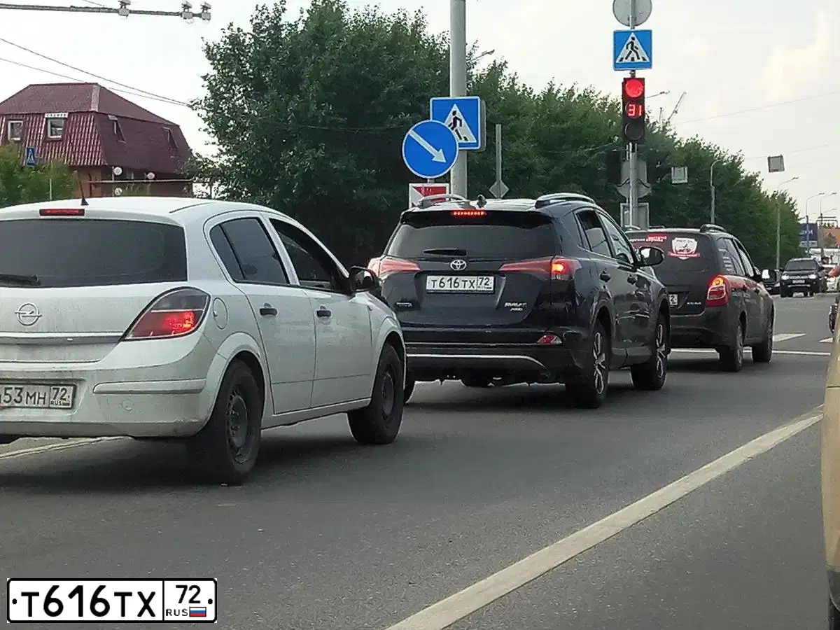 Фото автомобиля TOYOTA RAV4, 2017 — госномер Т616ТХ72. Цвет: Темно-серый металлик