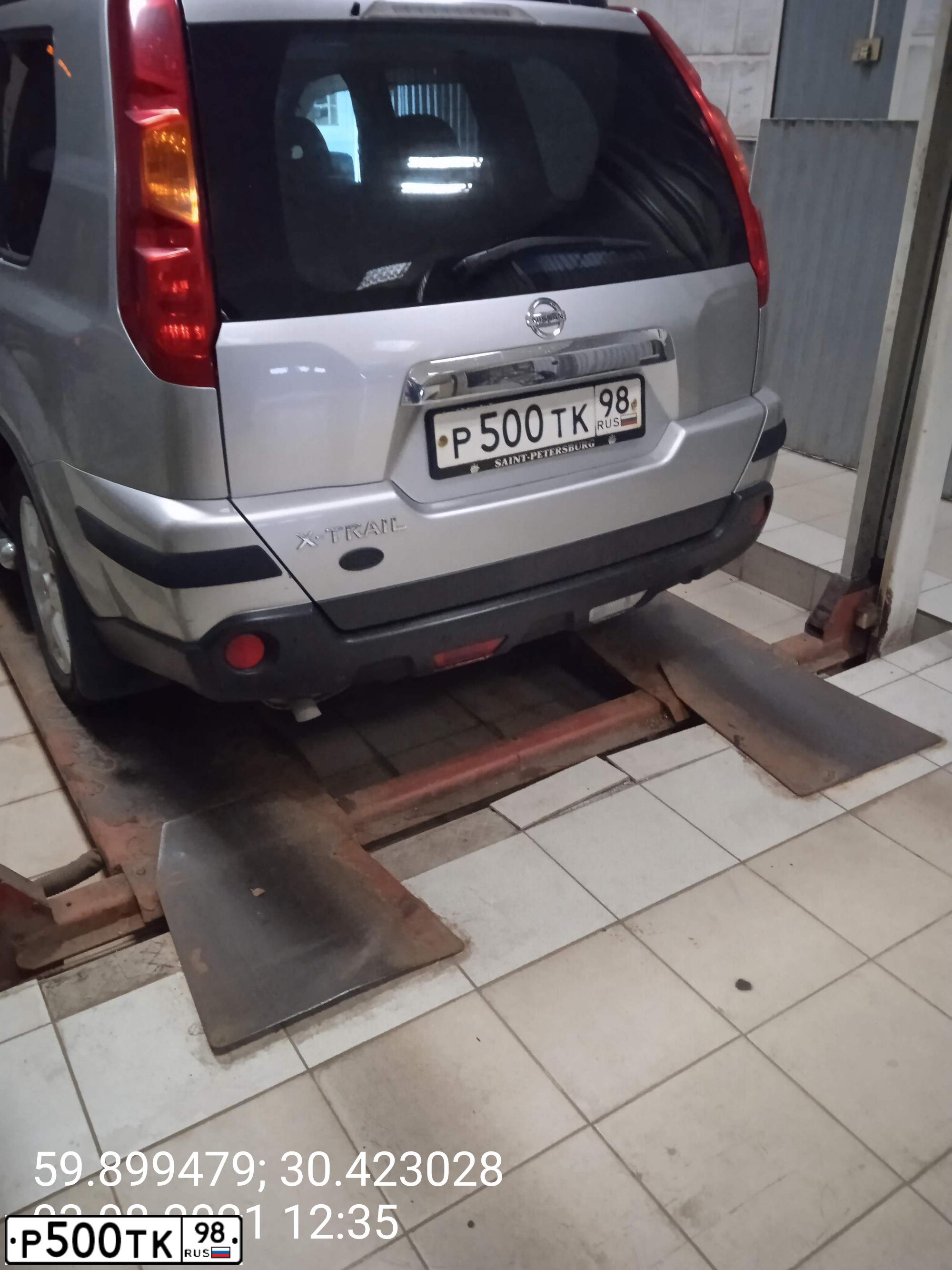 Фото автомобиля NISSAN X-TRAIL, 2007 — госномер Р500ТК98. Цвет: СЕРЕБРИСТЫЙ
