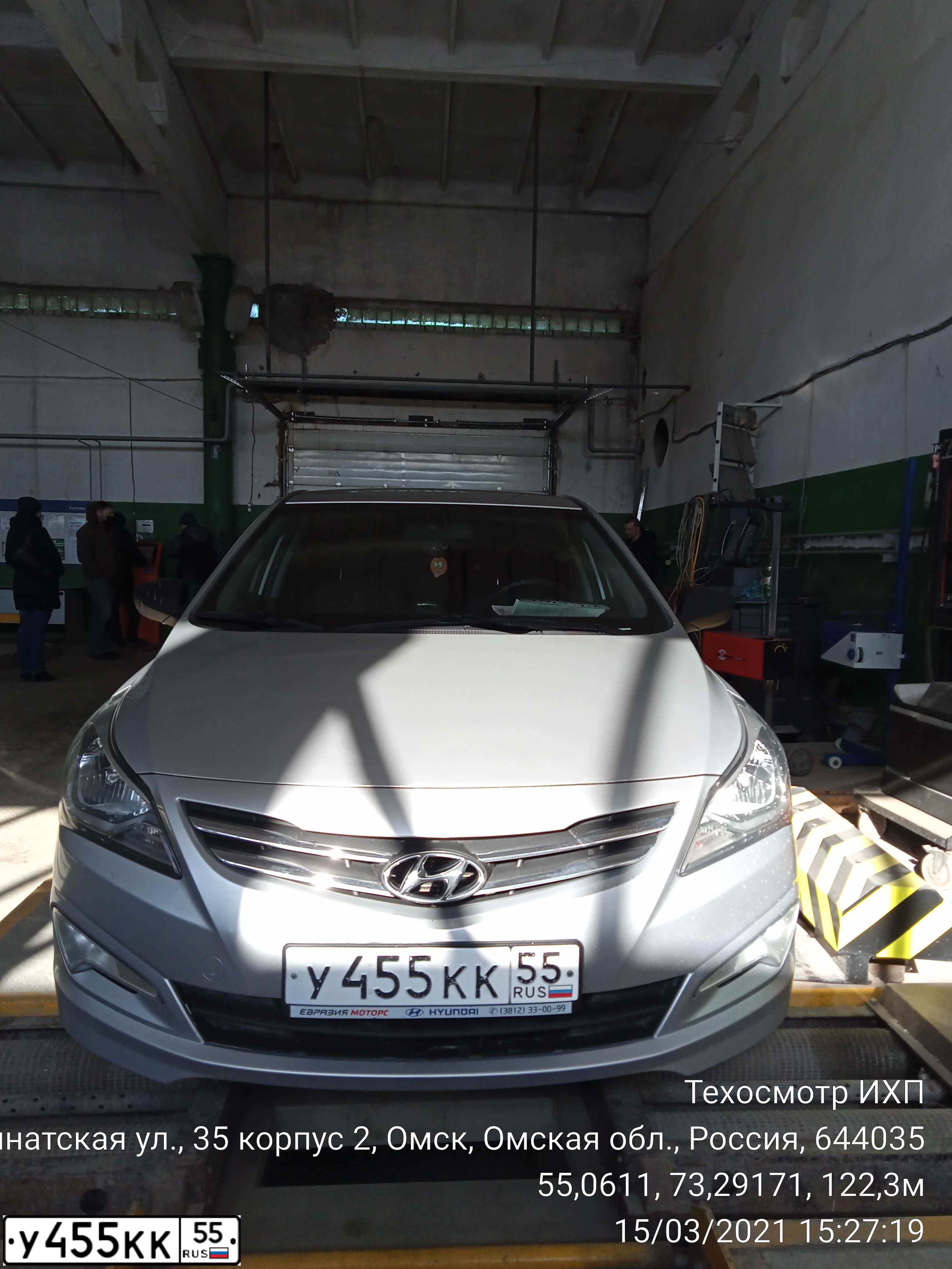 Фото автомобиля HYUNDAI SOLARIS, 2015 — госномер У455КК55. Цвет: СЕРЕБРИСТЫЙ