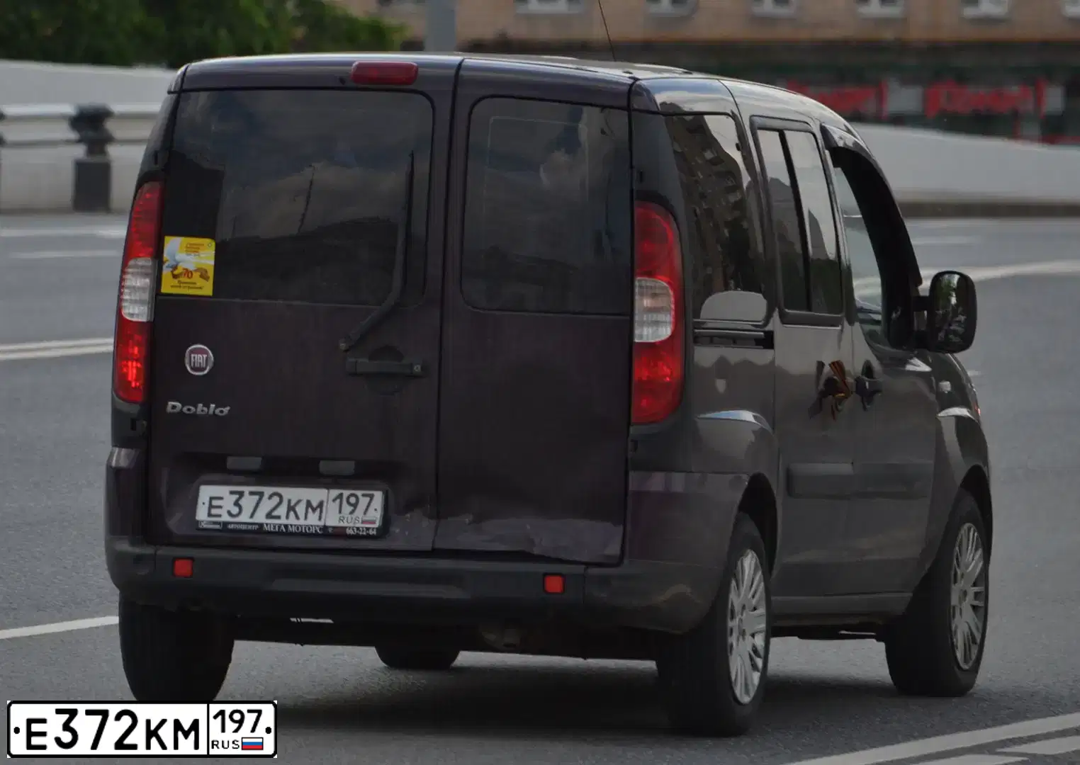 Фото автомобиля FIAT DOBLO, 2010 — госномер Е372КМ197. Цвет: КРАСНЫЙ ТЕМНЫЙ
