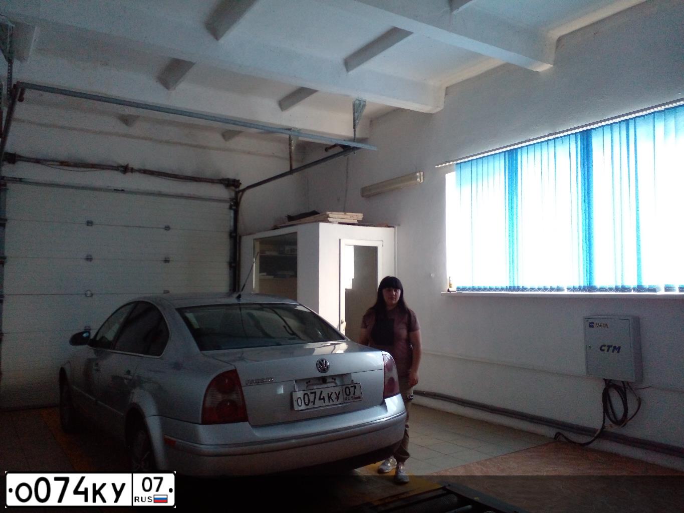 Фото автомобиля VOLKSWAGEN PASSAT, 2003 — госномер Е684КК761. Цвет: БЕЛЫЙ (СЕРЕБРИСТЫЙ)
