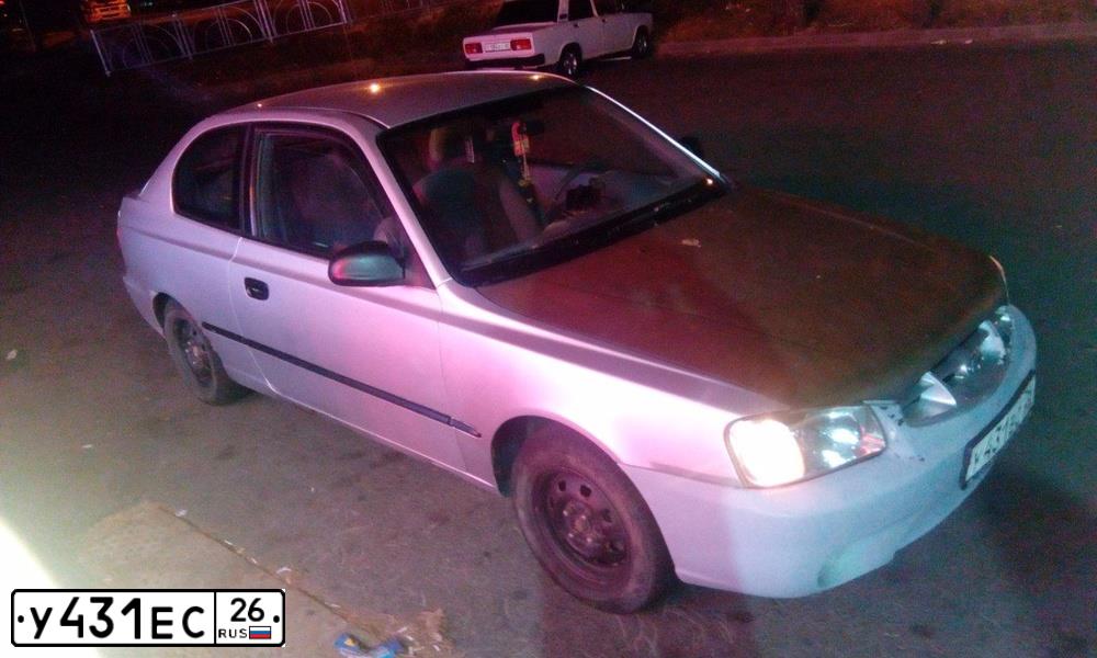 Фото автомобиля HYUNDAI ACCENT, 2001 — госномер У431ЕС26. Цвет: БЕЛЫЙ (СЕРЕБРИСТЫЙ)