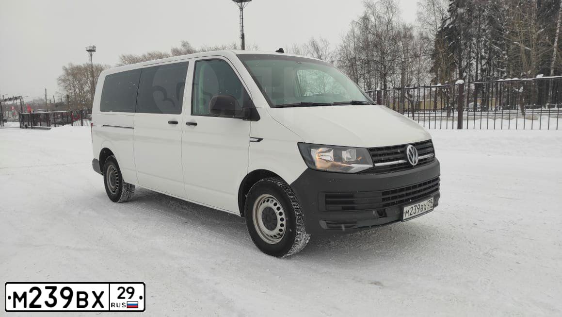 Фото автомобиля VOLKSWAGEN CARAVELLE, 2017 — госномер Х088КУ18. Цвет: бело-коричневый