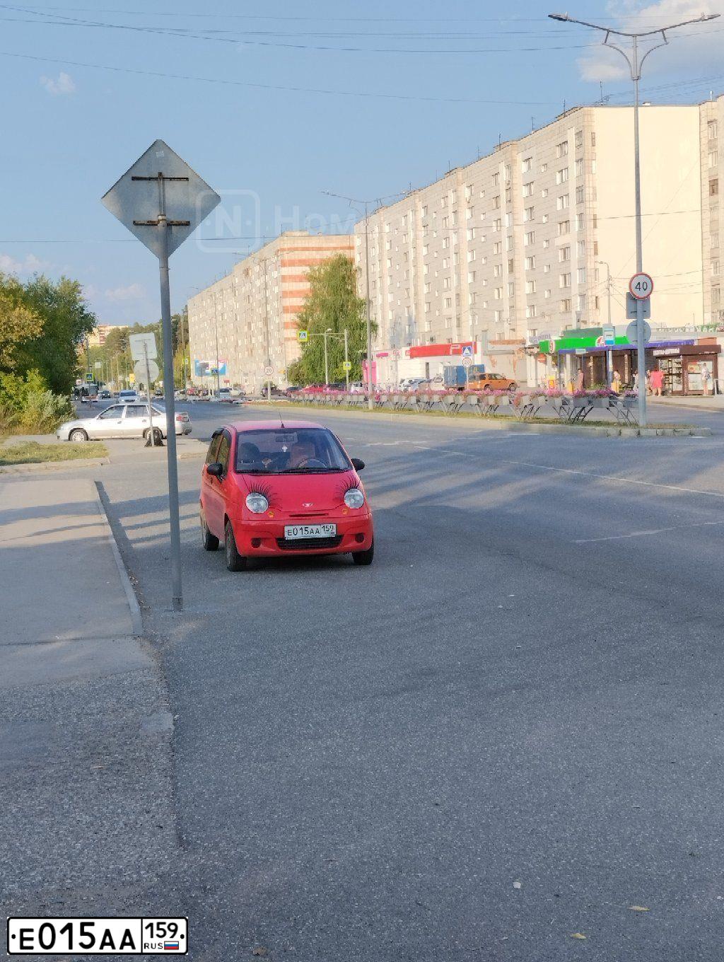 Фото автомобиля DAEWOO MATIZ, 2013 — госномер Е015АА159. Цвет: ЯРКО-КРАСНЫЙ