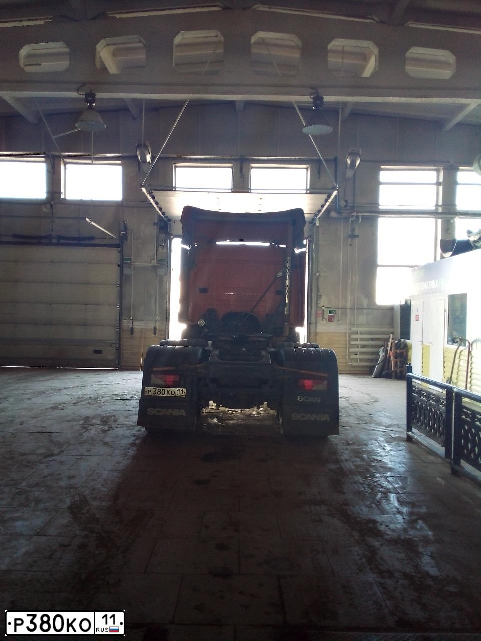 Фото автомобиля SCANIA SERIE P /6X4/, 2014 — госномер М680ЕУ21. Цвет: Оранжевый