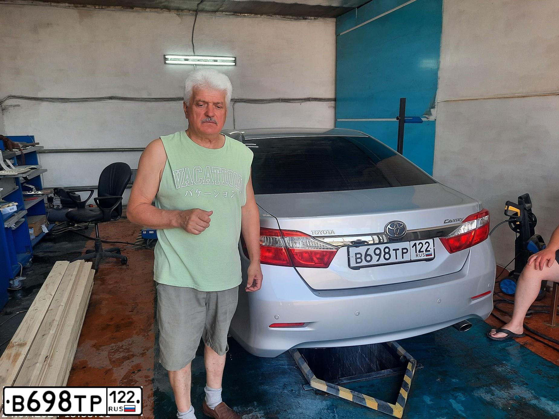 Фото автомобиля TOYOTA CAMRY, 2013 — госномер С001МТ154. Цвет: СЕРЕБРИСТЫЙ МЕТАЛЛИК