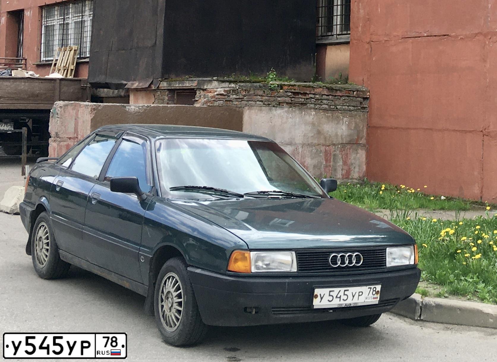 Фото автомобиля AUDI 80, 1988 — госномер У545УР78. Цвет: Темно-зеленый