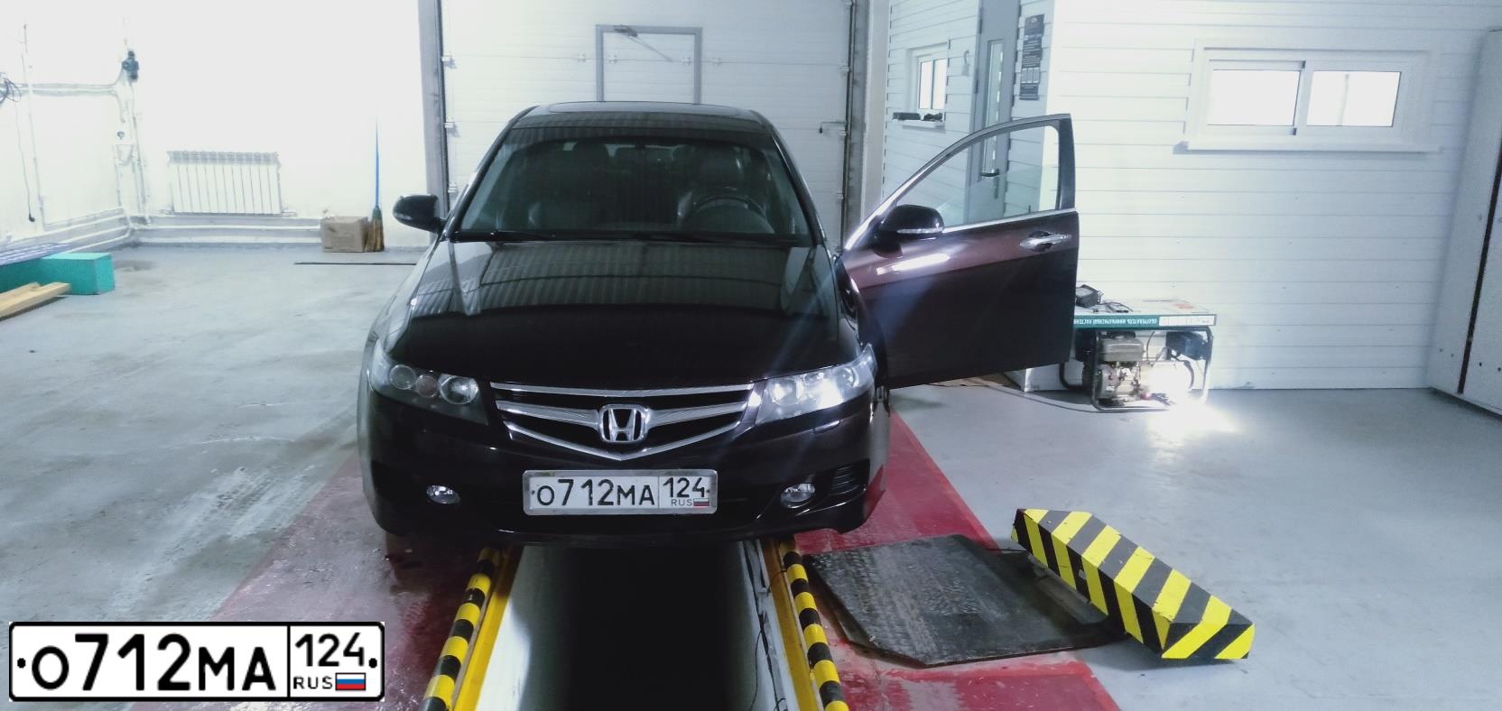 Фото автомобиля HONDA ACCORD, 2006 — госномер О712МА124. Цвет: КОРИЧНЕВЫЙ