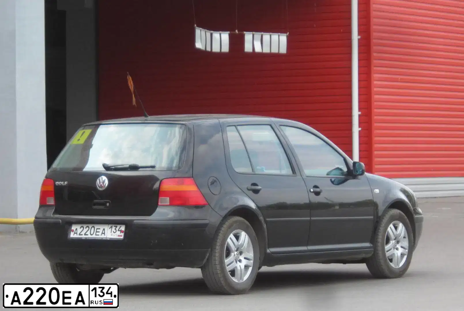 Фото автомобиля VOLKSWAGEN GOLF, 2002 — госномер А220ЕА134. Цвет: ЧЕРНЫЙ