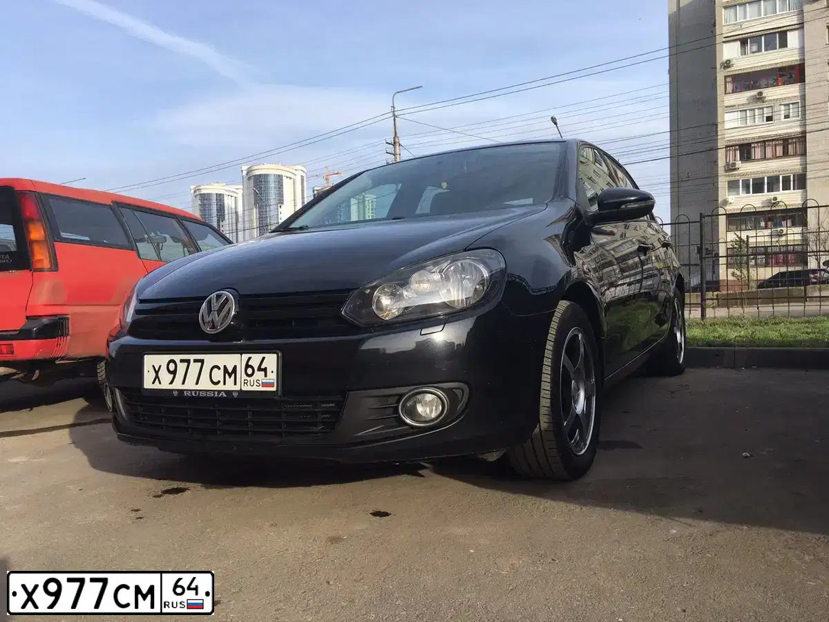 Фото автомобиля VOLKSWAGEN GOLF, 2012 — госномер Х977СМ64. Цвет: ЧЕРНЫЙ