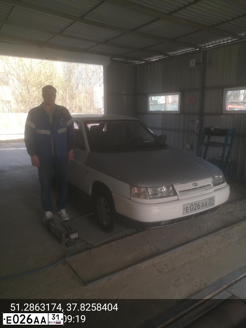 Фото автомобиля LADA 2110, 1998 — госномер Е026АА31. Цвет: ЯРКО-БЕЛЫЙ