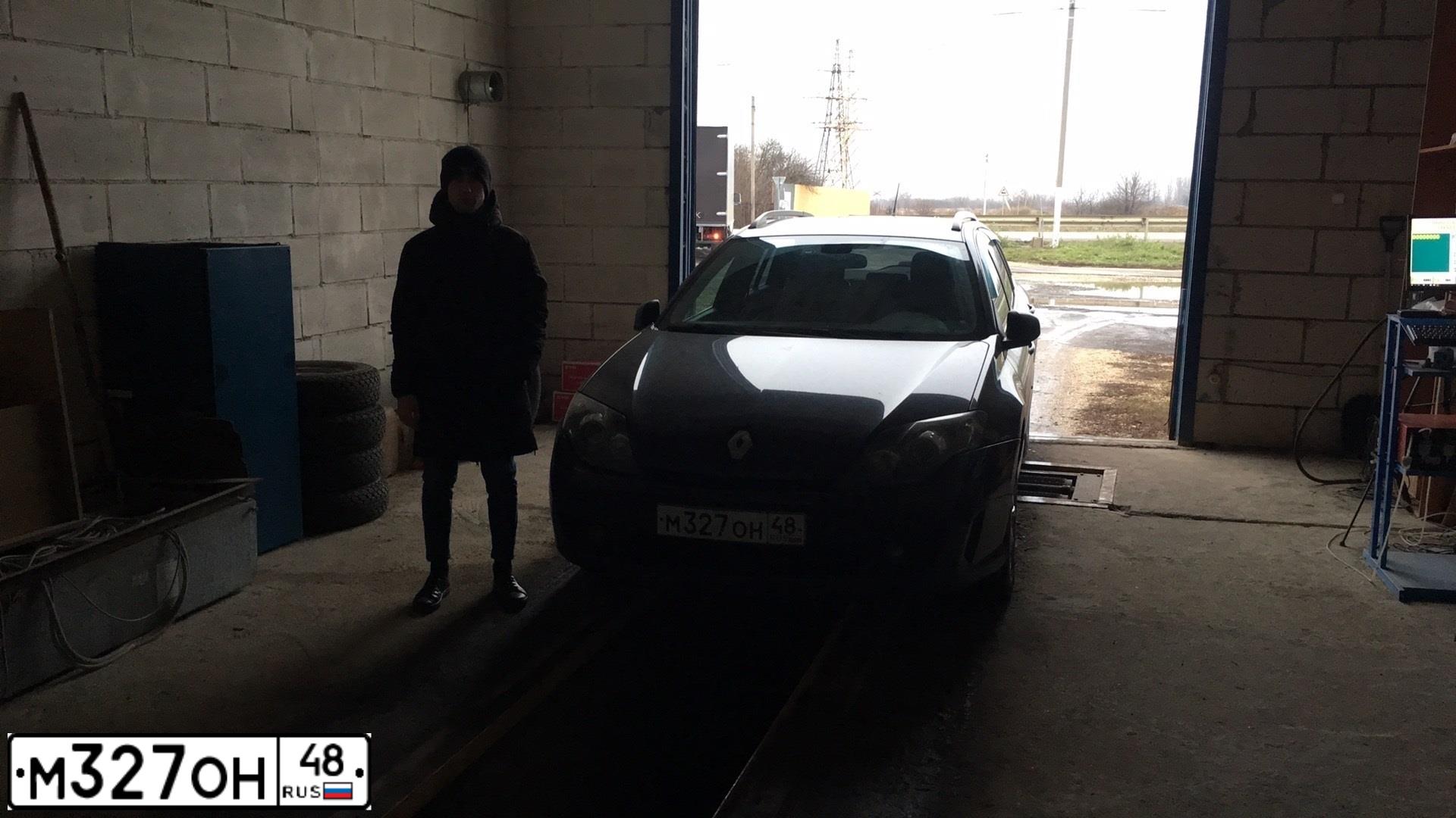 Фото автомобиля RENAULT LAGUNA, 2010 — госномер Р709НЕ48