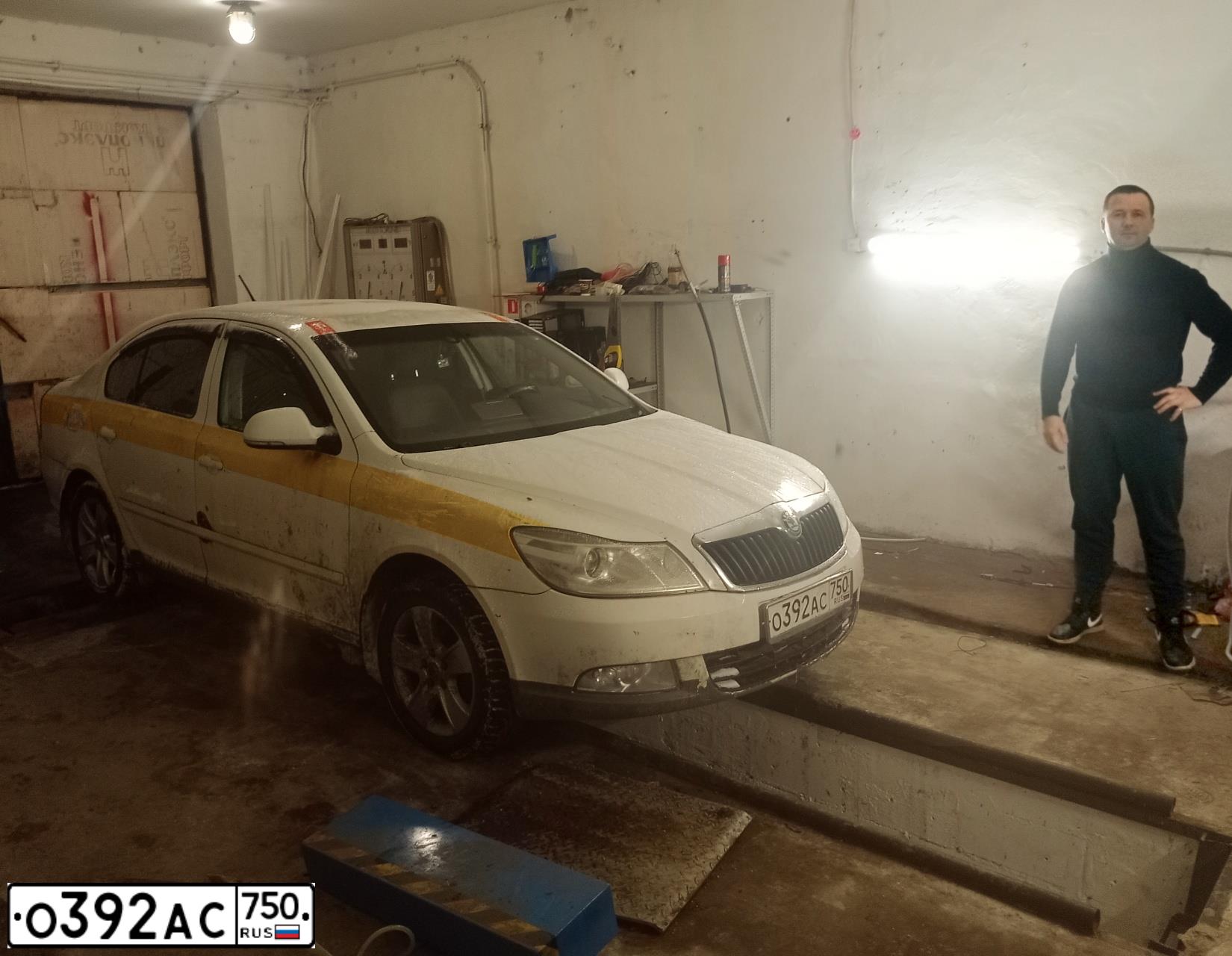 Фото автомобиля SKODA OCTAVIA, 2011 — госномер О392АС750. Цвет: БЕЛЫЙ