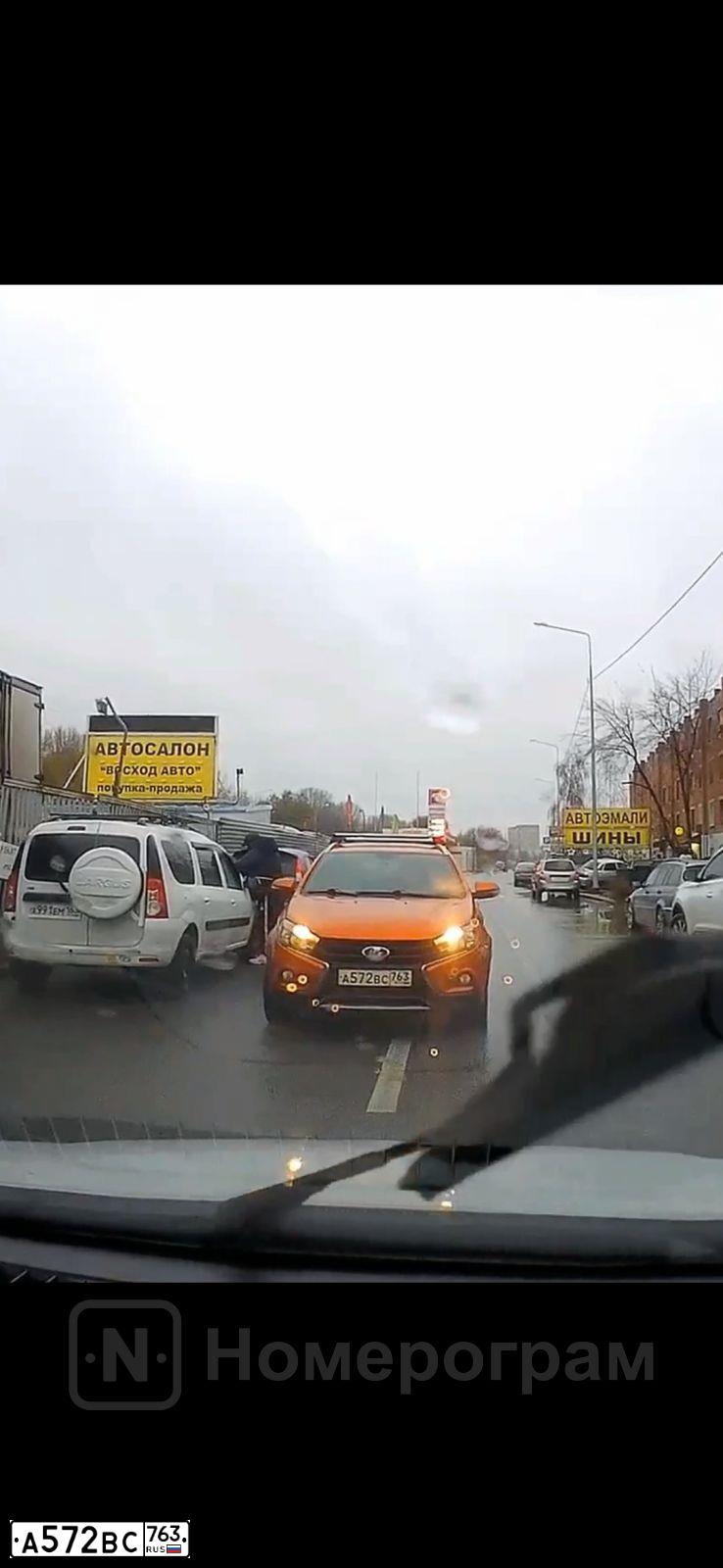 Фото автомобиля LADA VESTA, 2018 — госномер А572ВС763. Цвет: Оранжевый