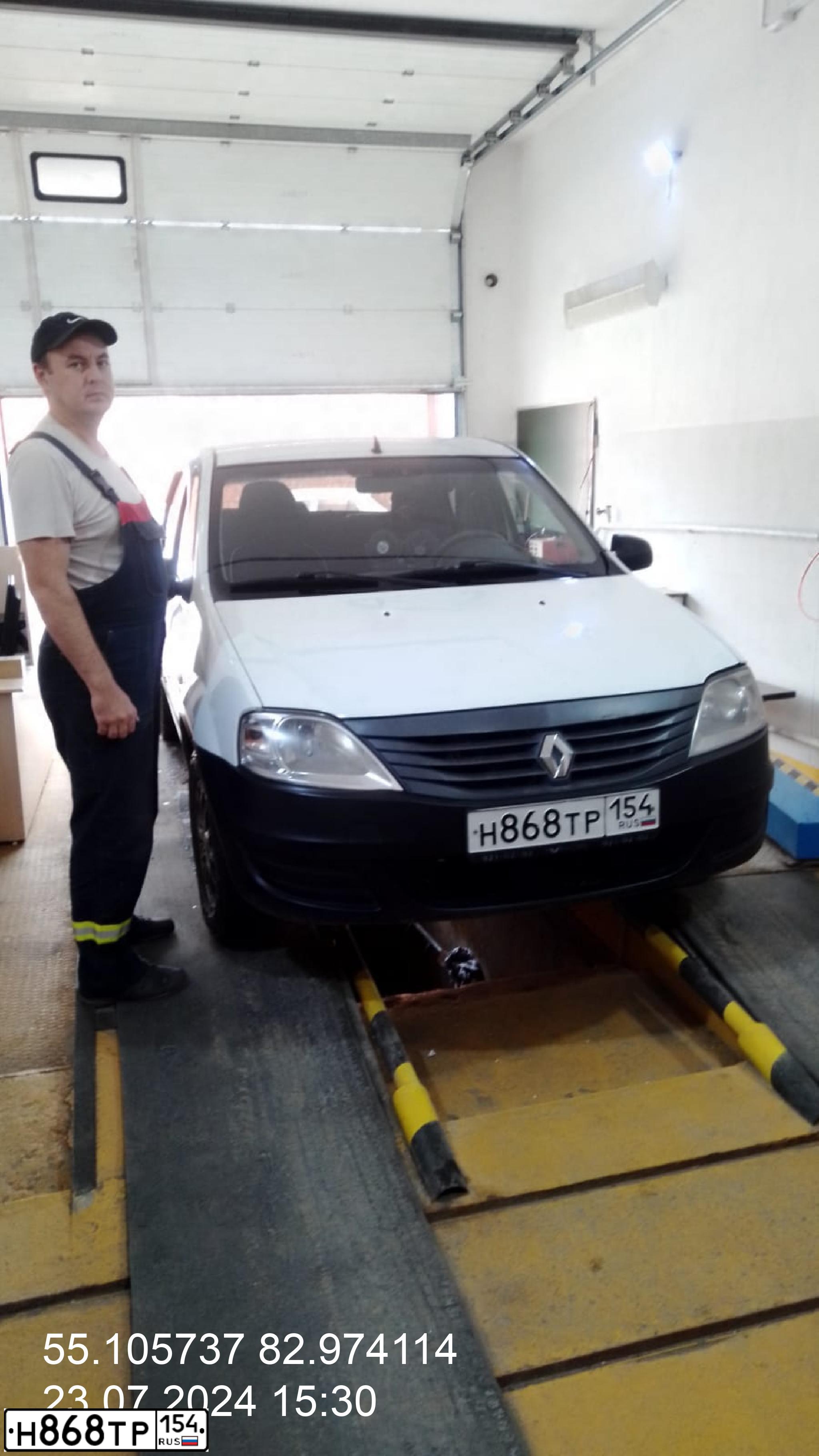 Фото автомобиля RENAULT LOGAN, 2010 — госномер Н868ТР154. Цвет: Белый