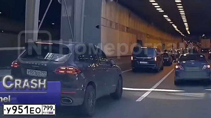 Фото автомобиля PORSCHE CAYENNE, 2018 — госномер У951ЕО799. Цвет: Коричневый