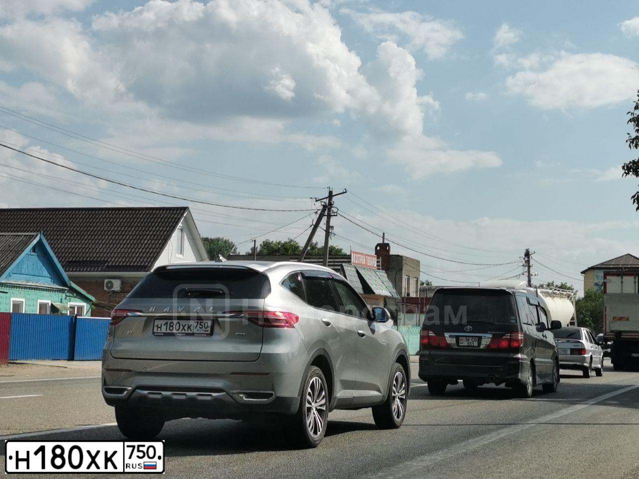 Фото автомобиля HAVAL F7, 2019 — госномер Н180ХК750. Цвет: СЕРЫЙ