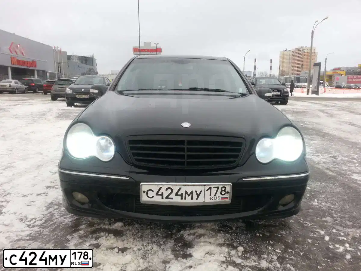Фото автомобиля MERCEDES C-KLASSE, 2003 — госномер Р001АУ47. Цвет: ЧЕРНЫЙ