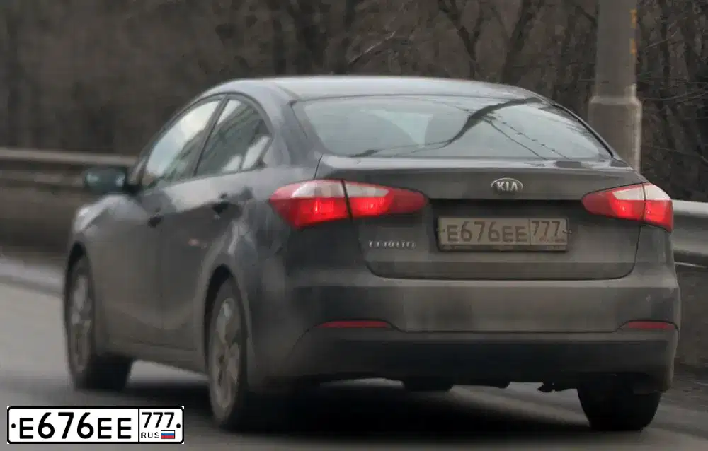 Фото автомобиля KIA CERATO, 2014 — госномер Е676ЕЕ777. Цвет: ЧЕРНЫЙ
