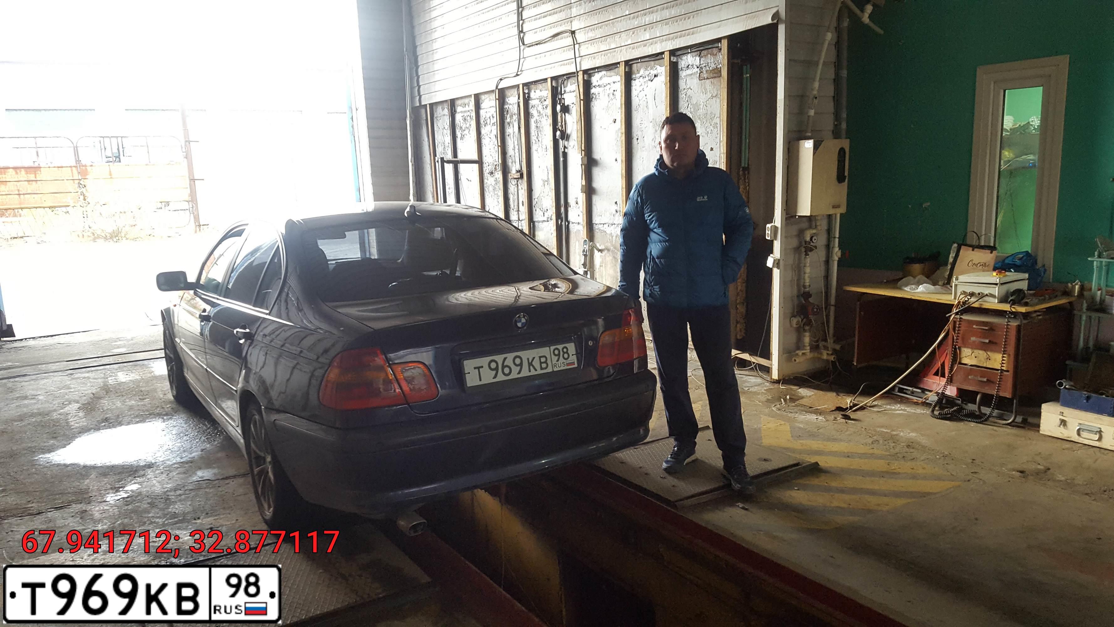 Фото автомобиля BMW 318, 2002 — госномер В242НЕ51. Цвет: Темно-синий