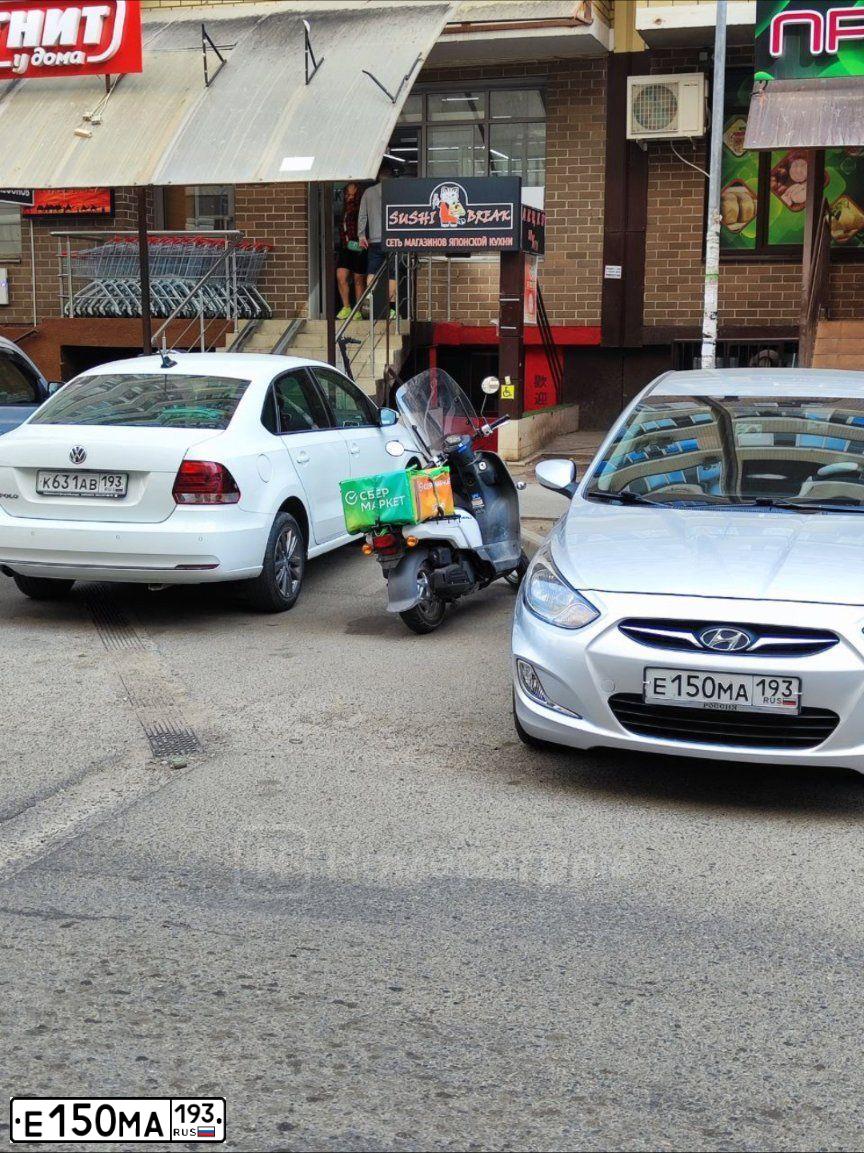 Фото автомобиля HYUNDAI SOLARIS, 2011 — госномер Е107КС777. Цвет: Серебристый