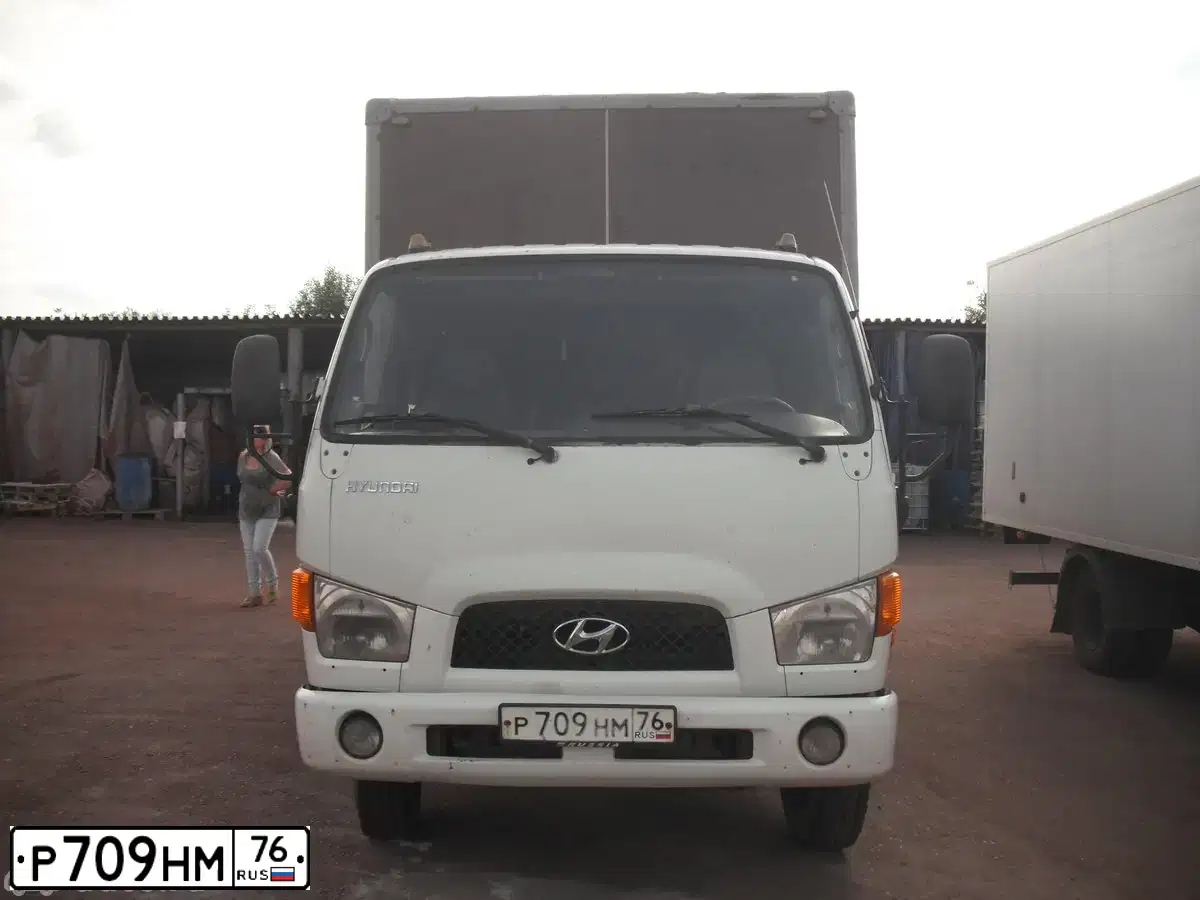 Фото автомобиля HYUNDAI MIGHTY, 2010 — госномер Р709НМ76. Цвет: Белый