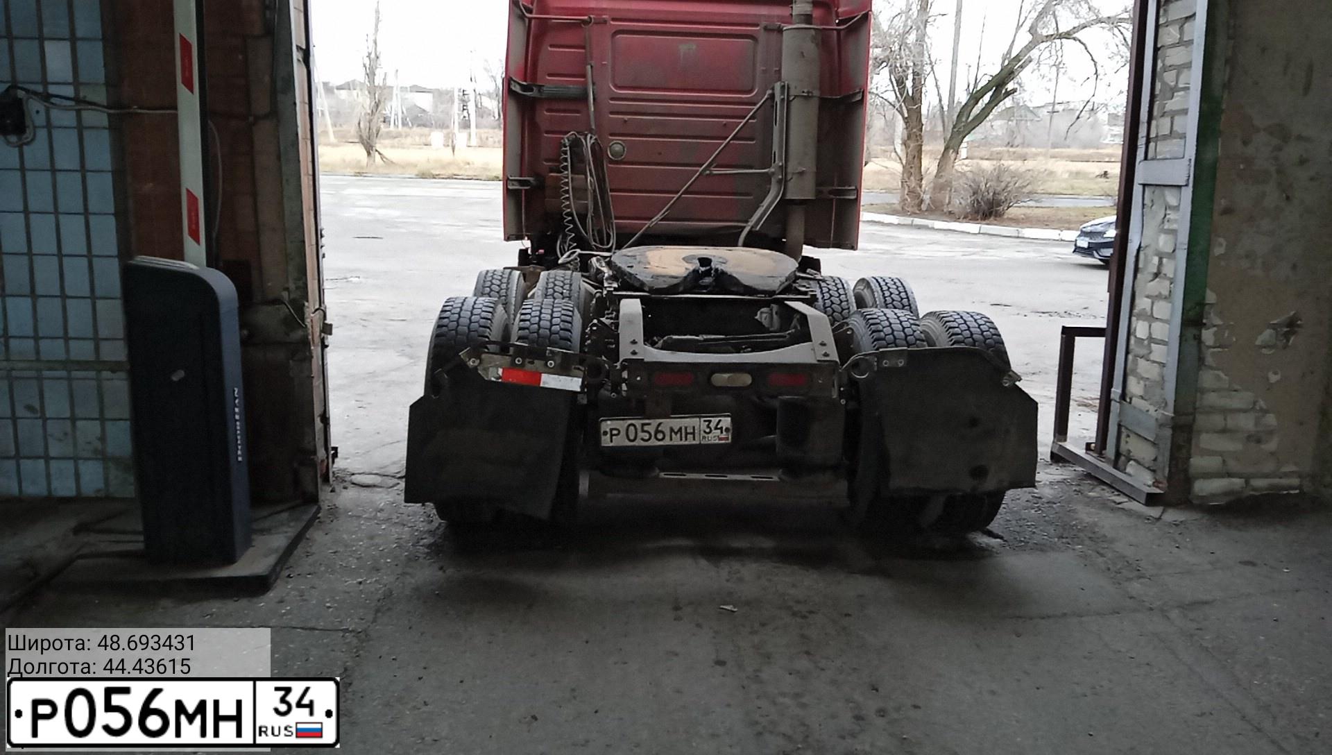 Фото автомобиля VOLVO SERIE VNL /6X4/, 2003 — госномер Н049ЕХ761. Цвет: Красный