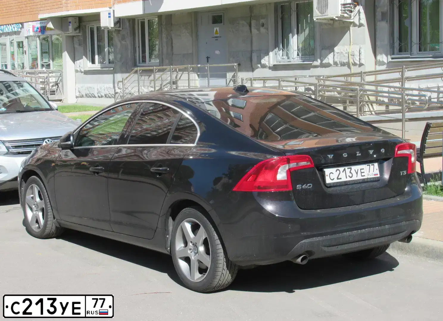 Фото автомобиля VOLVO S60, 2012 — госномер С213УЕ77. Цвет: ЧЕРНЫЙ