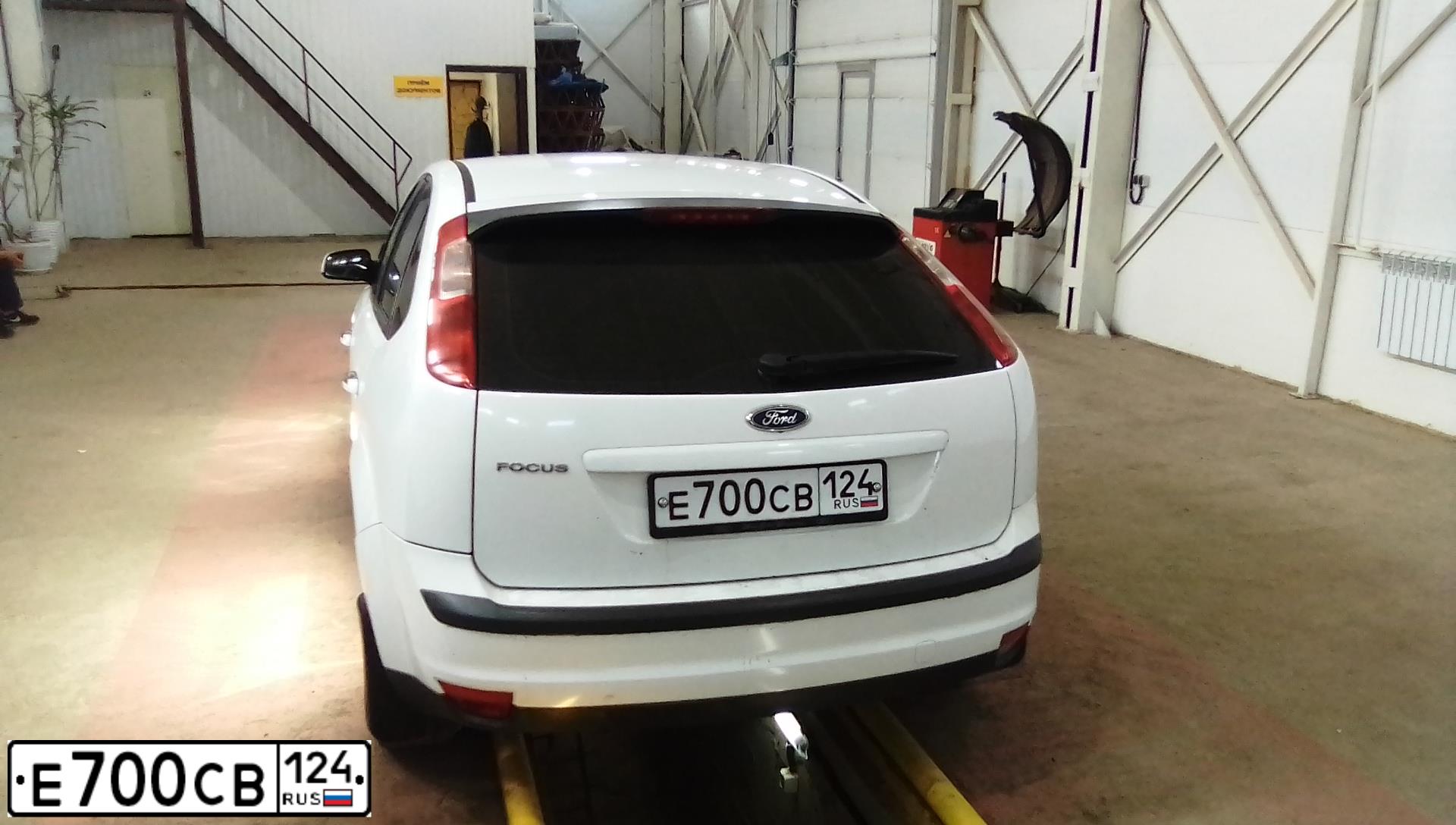 Фото автомобиля FORD FOCUS, 2007 — госномер Е700СВ124. Цвет: БЕЛЫЙ