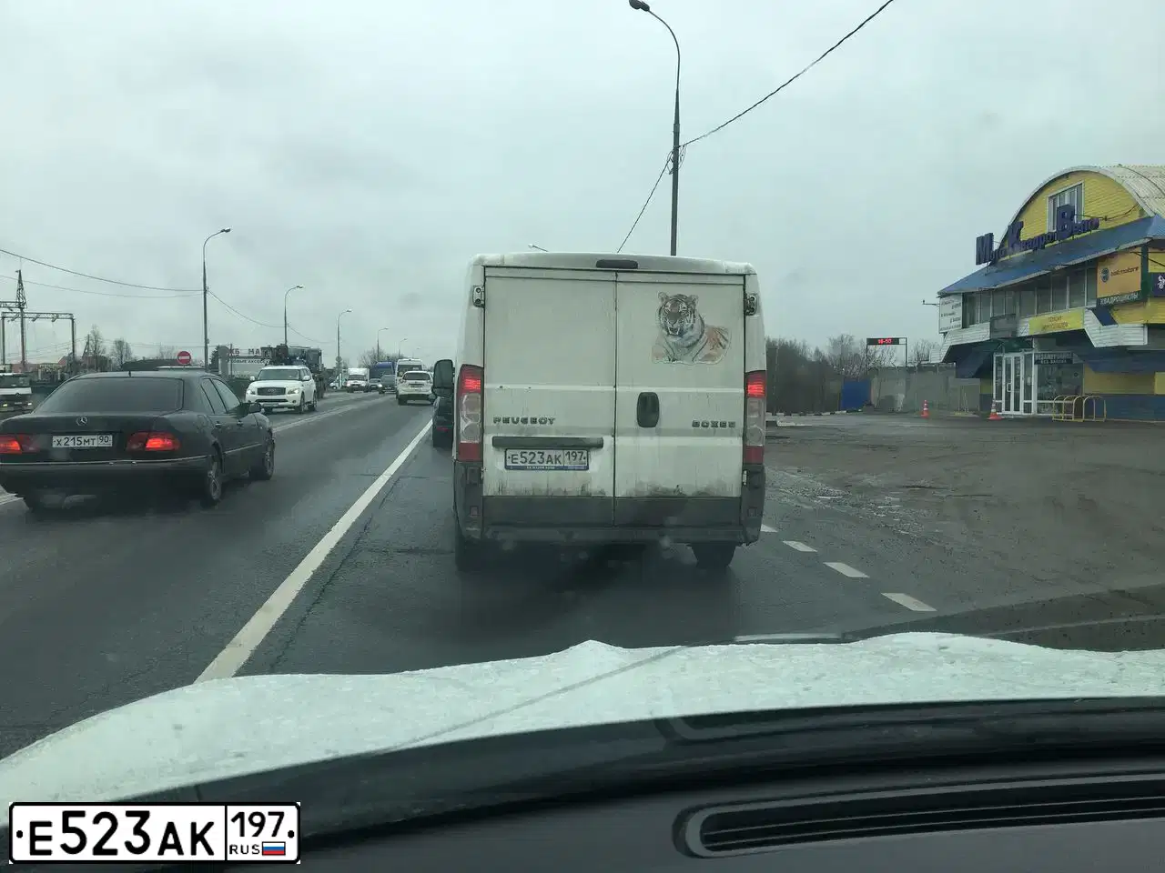 Фото автомобиля PEUGEOT BOXER, 2010 — госномер Е523АК197. Цвет: БЕЛЫЙ